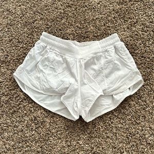 Lululemon hotty hot low rise lined short 2.5”